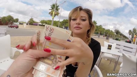 Позолотил девке руку и повел ебать в кусты