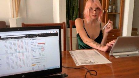 Миловидная блядь дала стоя у стола начальнику